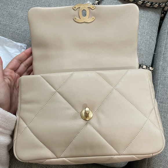 SOLD Chanel 19 21k beige - Picture 5 of 9